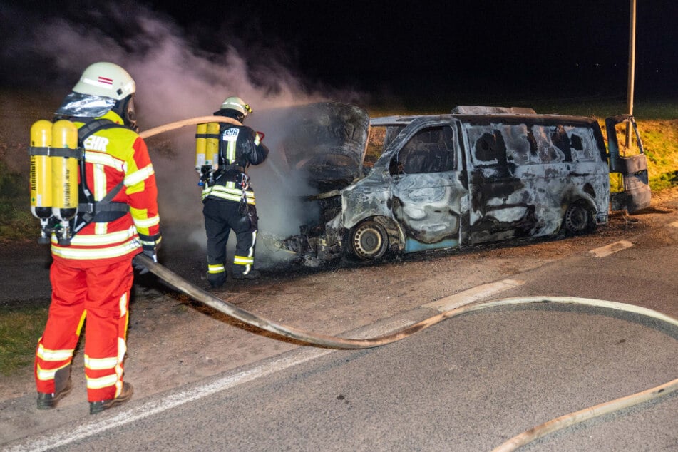 Der VW-Transporter brannte komplett aus.