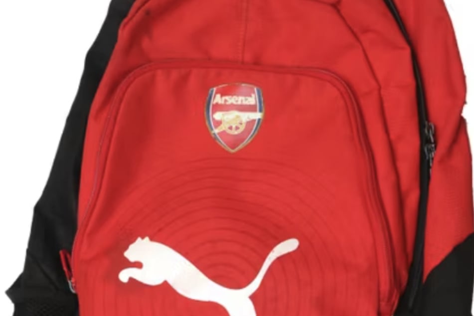 Diesen roten Rucksack von "Puma" soll eine weitere Person am Tatort dabei gehabt haben.