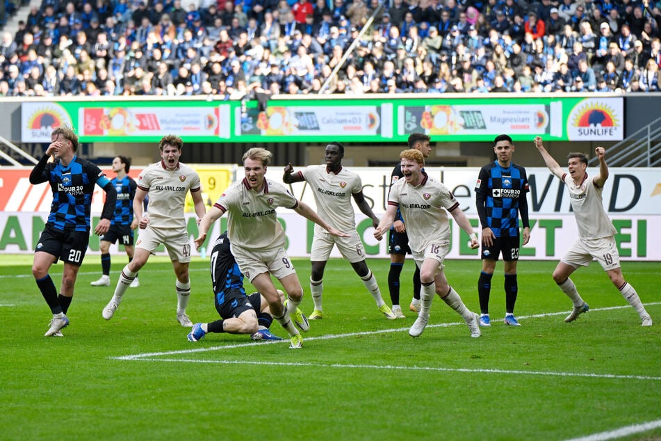 Da drehte er jubelnd ab. Eben hatte Vincent Vermeij (v.) zum zwischenzeitlichen 1:0 in Paderborn getroffen.