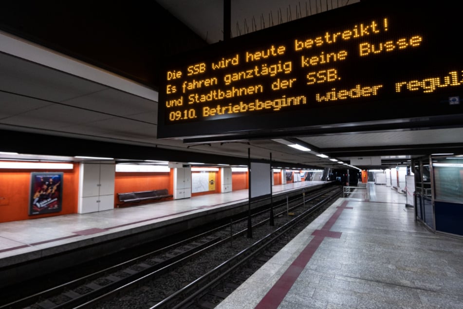 Eine Anzeige weist an der Haltestelle Hauptbahnhof auf einen Warnstreik hin. Die Gewerkschaft Verdi erhöht im Tarifkonflikt des öffentlichen Dienstes den Druck.