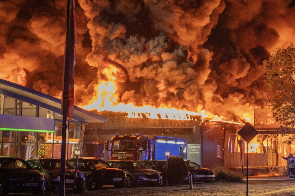 Millionenschaden! Lagerhalle mit Särgen geht in Flammen auf