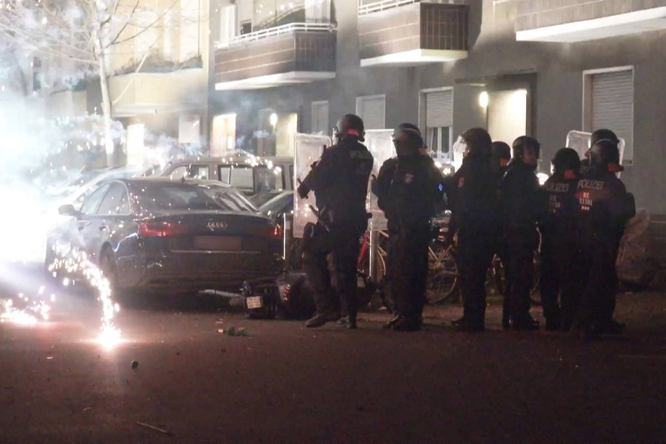 Insgesamt sind 56 Einsatzkräfte von Polizei und Feuerwehr an Silvester in Berlin verletzt worden.