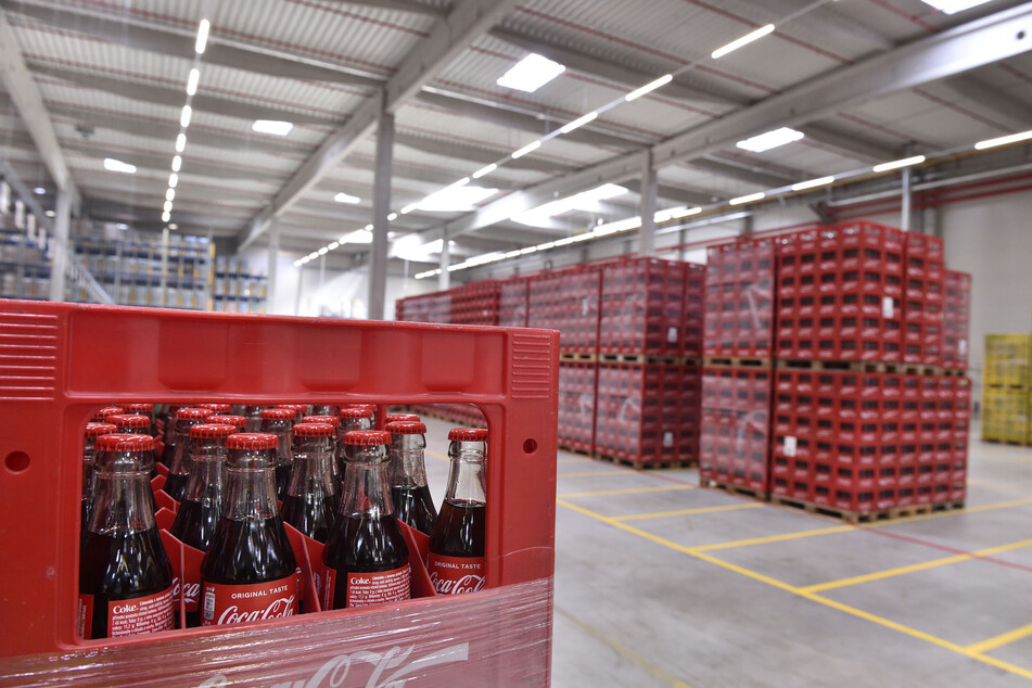 In einer Lagerhalle am Flughafen Brünn, die Coca-Cola zur Logistik nutzt, stehen hunderte Kästen mit Getränken der Marke.