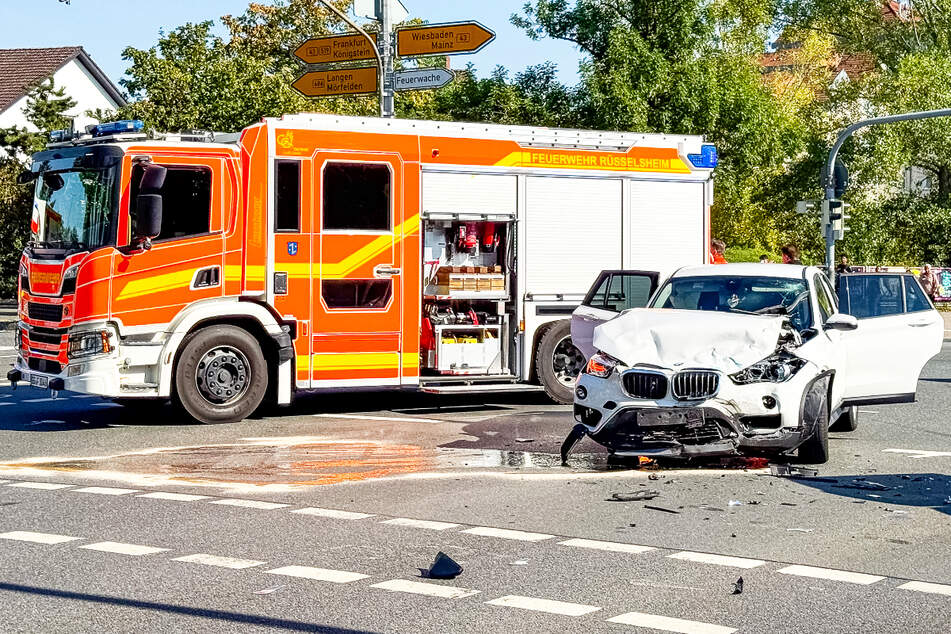 Ein BMW und ein Streifenwagen sind kollidiert.