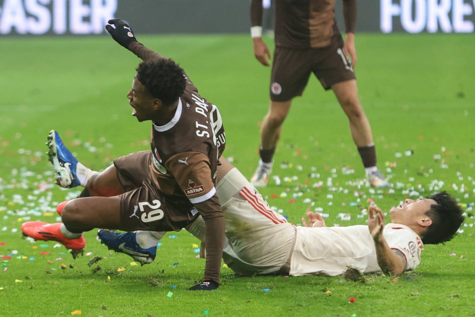 Bayern-Verteidiger Minjae Kim (27, r) räumt Morgan Guilavogui (26) ab.