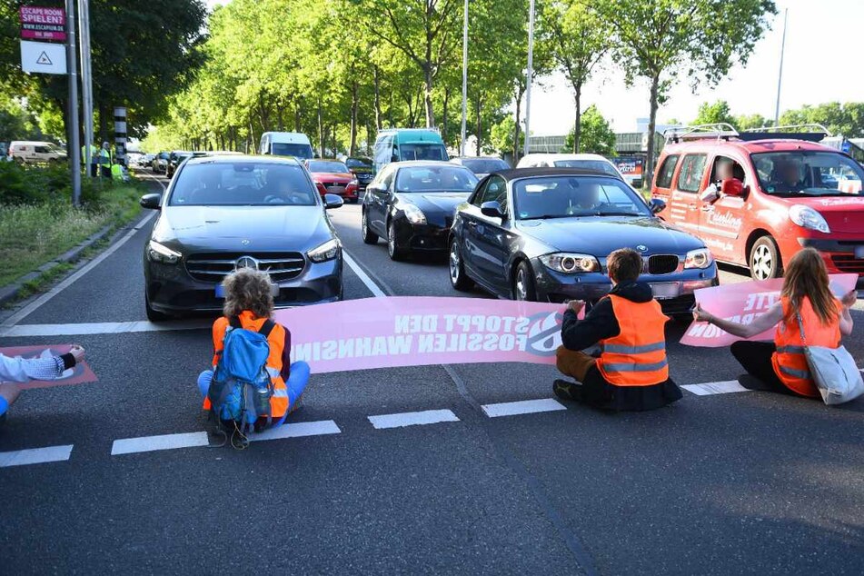 "Letzte Generation": Aktivisten kleben sich auf Bundesstraße fest