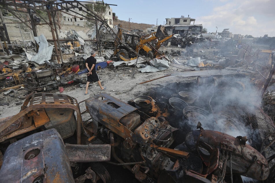 Immer wieder greift das israelische Militär auch in seinen Nachbarländern an. Erneut wurden Ziele im Libanon und Syrien getroffen.