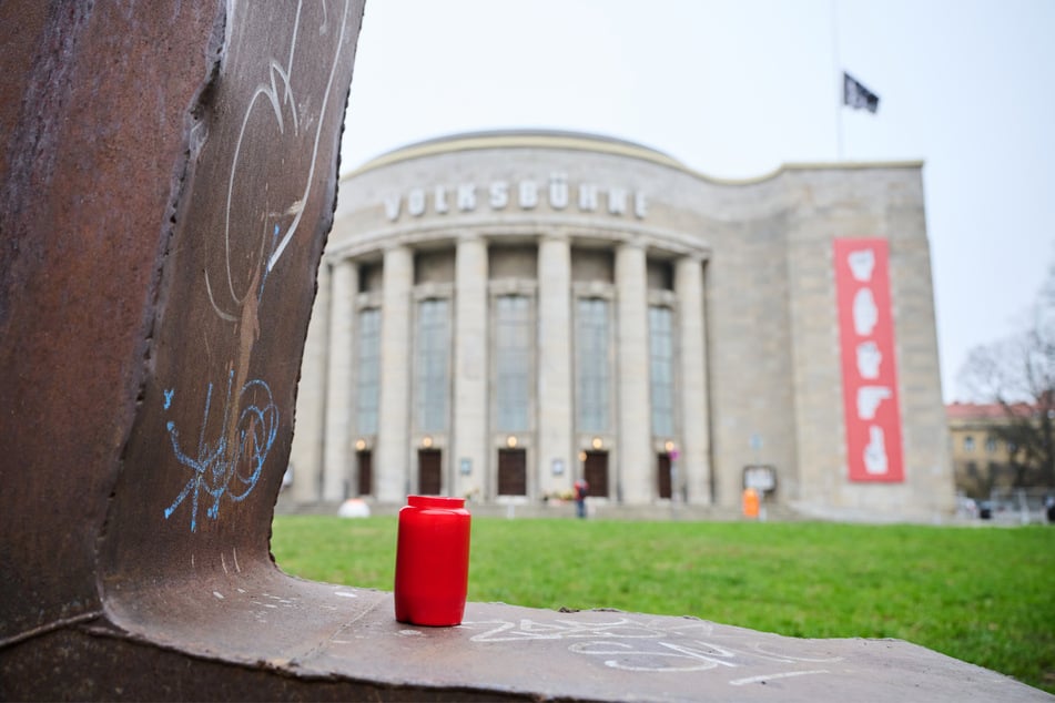 Über eine Trauerfeier und gegebenenfalls Zeit und Ort gab es am Mittwoch noch keine Angaben vonseiten der Volksbühne.