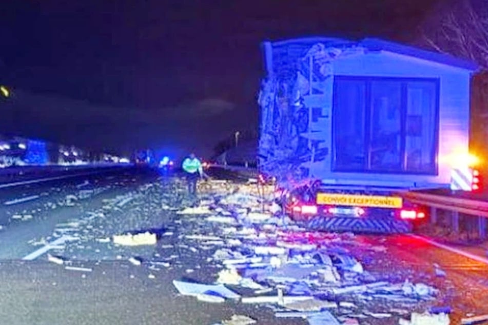 Unfall A2: Laster kracht in "Tiny House"-Transporter: A2 bei Braunschweig voll gesperrt