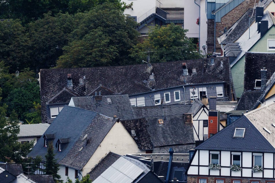 Auch an benachbarten Gebäuden des Hotels gibt es Risse. Ob diese im Zusammenhang mit dem Hoteleinsturz stehen, ist noch unklar.