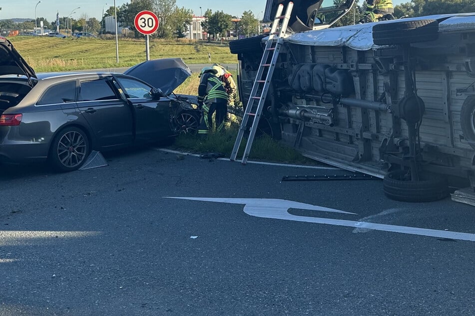 Schwerer Unfall auf B6: Transporter kollidiert mit Audi und kippt um