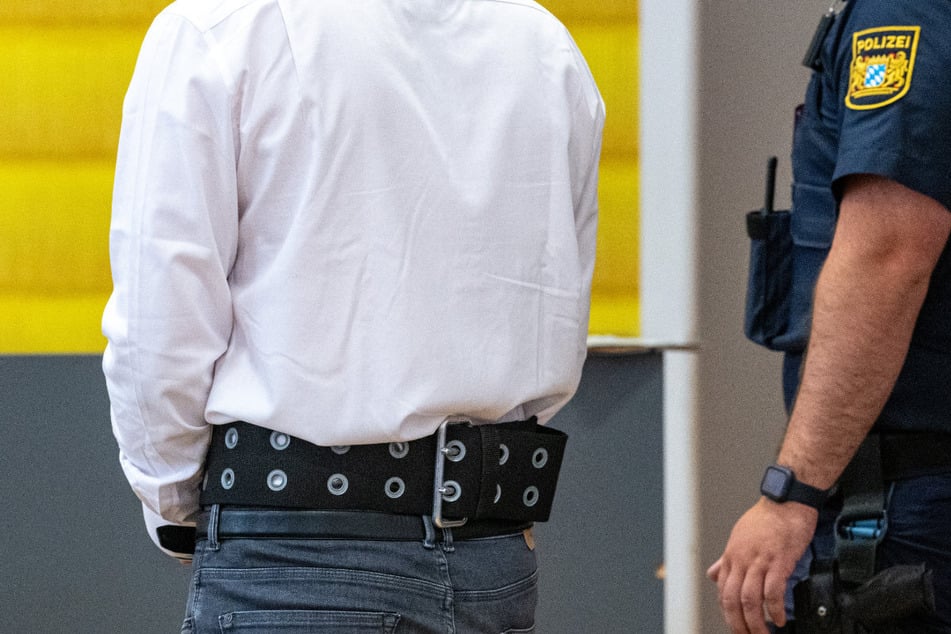 Knapp ein Jahr nach einem Axtangriff in einem ICE in Niederbayern muss sich der 21-jährige Syrer vor Gericht verantworten.