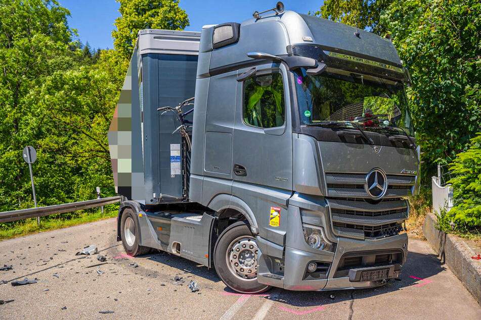 Der Laster der Marke Mercedes-Benz war auf der Gegenfahrbahn unterwegs.