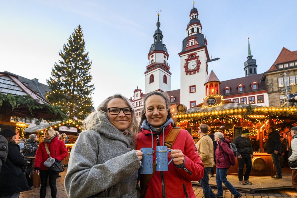 Anja (40) und Vicky (36) aus Chemnitz genossen ihren Glühwein.