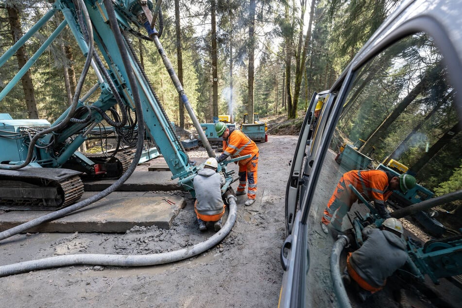 Vor zwei Jahren erkundeten Bergleute eine Zinn-Lagerstätte im Wald bei Tellerhäuser. Das Freiberger Unternehmen Saxore plant bei Rittersgrün ein neues Zinn-Bergwerk aufzufahren.