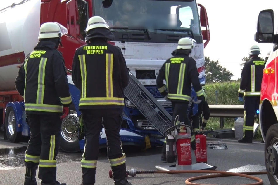 Horror-Unfall: Opel kracht frontal in Lkw, Jugendlicher (†19) und Kind (†12) sterben