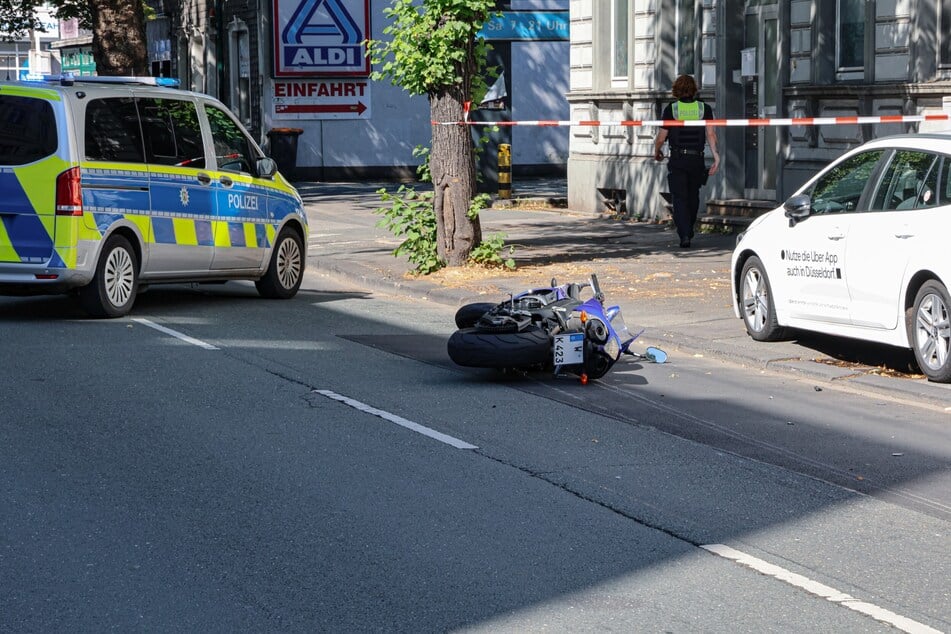 Folgenschwerer Zusammenstoß: Senior nach Crash mit Motorrad in kritischem Zustand