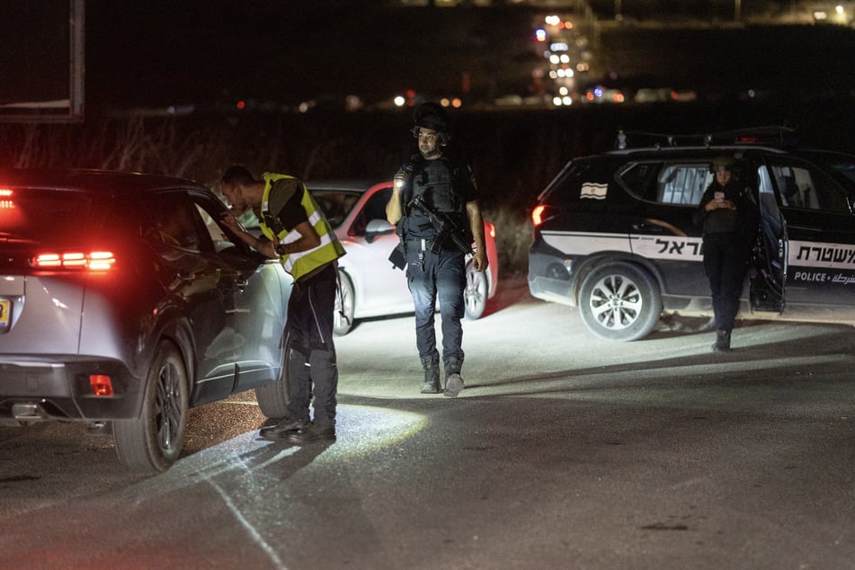 Rettungsdienste und Polizei blockieren nach dem Drohnenangriff eine Straße bei Binjamina.