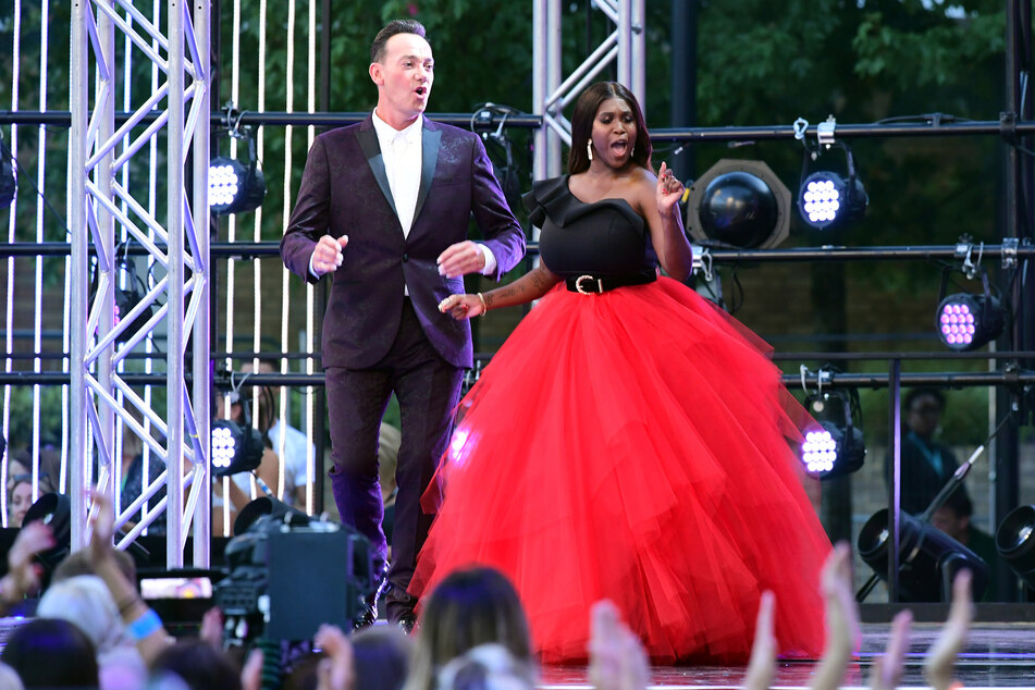 Motsi Mabuse (39) zusammen mit "Strictly-Come-Dancing"-Jury-Kollege Craig Revel Horwood (55).