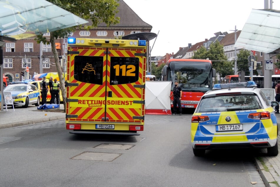 Auf dem Vorplatz des Bremer Hauptbahnhofs wurde am Donnerstag eine ältere Frau von einem Bus überrollt.