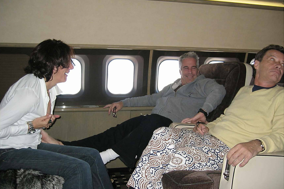 An image entered into court evidence showed Jean-Luc Brunel (r.) with Jeffrey Epstein (c.) and his girlfriend Ghislaine Maxwell (l.) on Epstein's private plane.