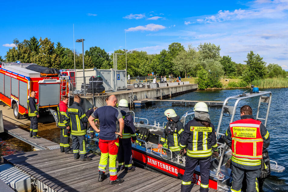 Schnell ließ die Feuerwehr ein Rettungsboot zu Wasser und fuhr auf den See hinaus.