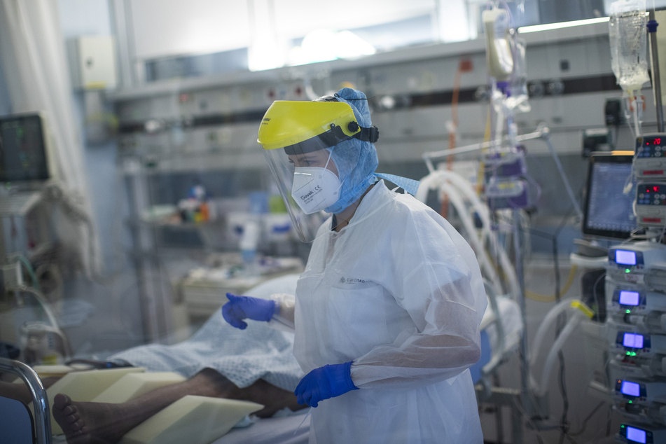 21. 10. 2020: Medizinisches Personal arbeitet auf der Intensivstation für Corona-Patienten in Lüttich in Belgien.