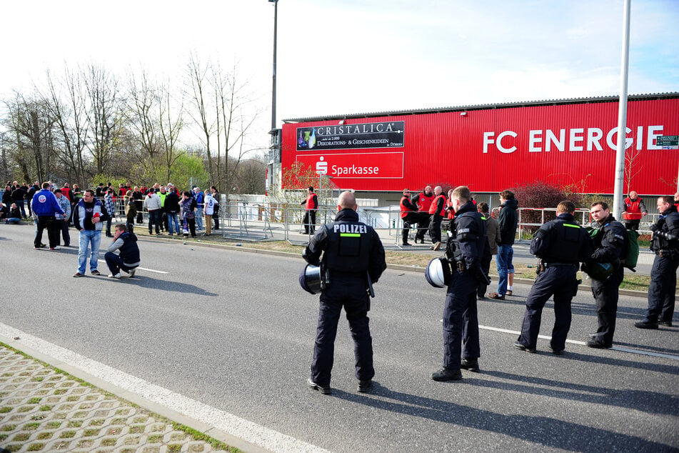 Rund um das LEAG Energie Stadion wird es heute zu Sperrungen und einem großen Polizeiaufgebot kommen. (Archivbild)