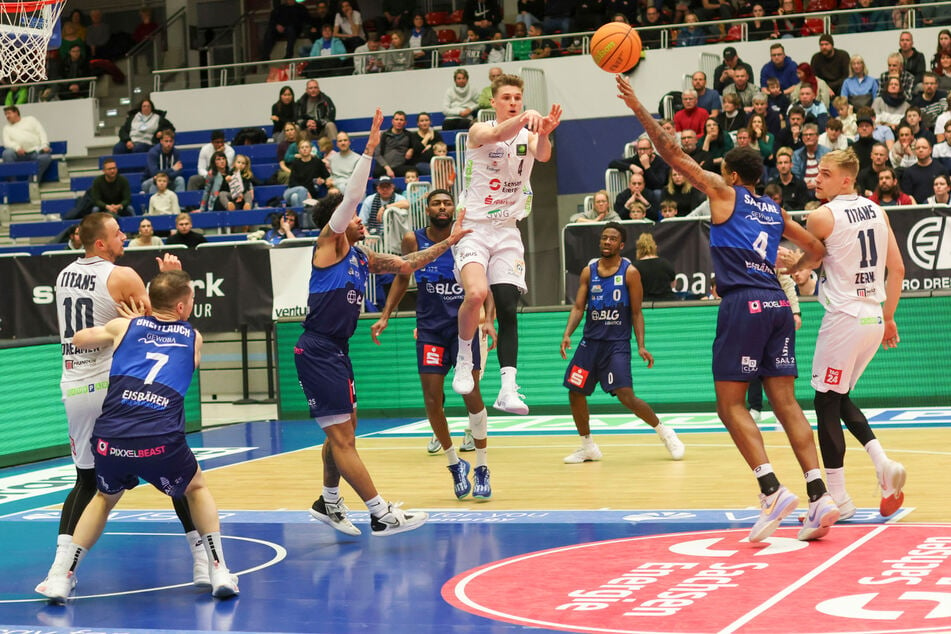 Daniel Kirchner (M.) glänzte mit fünf Assists, Lukas Zerner (r.) mit 14 Rebounds.