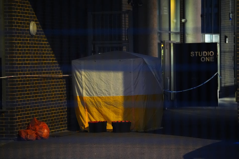 Provisorisch aufgebaute Zelte dienen den Beamten der Polizei als Sichtschutz vor Schaulustigen.