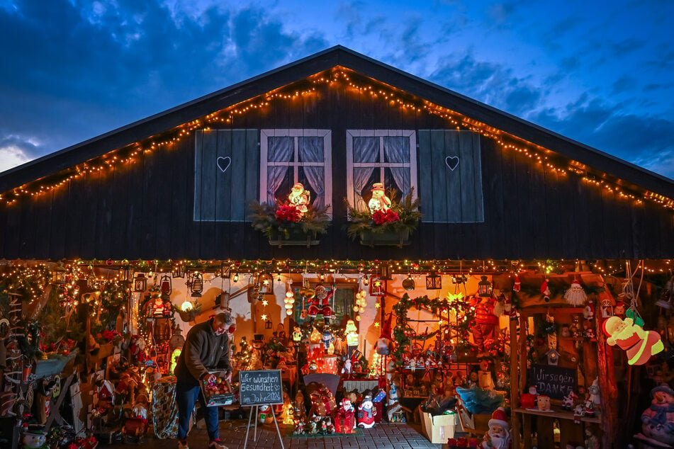 Gerd Mörl bei seinen letzten Vorbereitungen für das Winter Wonderland an seinem Haus.