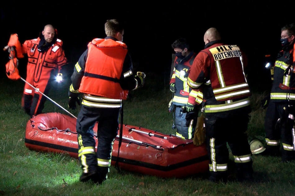 Feuerwehrleute sind mit einem Boot im Einsatz.
