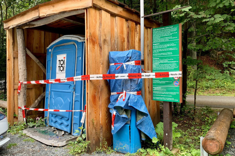 Der Parkautomat und das Toilettenhäuschen wurden von der Polizei abgesperrt.