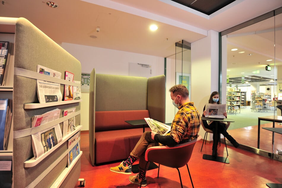 Das Lesecafé in der Stadtbibliothek ist umgezogen und lädt nun neben dem neuen Stefan-Heym-Forum zum gemütlichen Lesen ein.