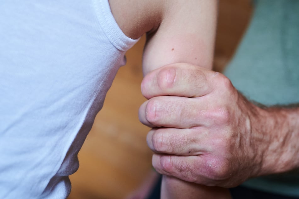 Streit unter Kindern eskaliert: Eltern sollen 13-Jährigen mit Latschen geschlagen haben