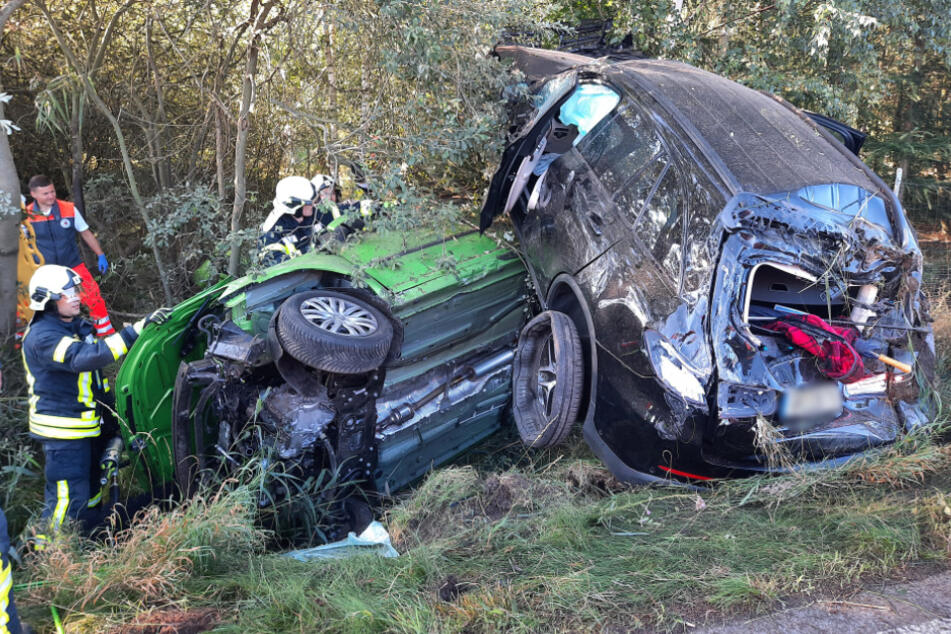 Der Mercedes liegt auf dem grünen VW Caddy. Alle vier Insassen der beiden Autos wurden schwer verletzt.