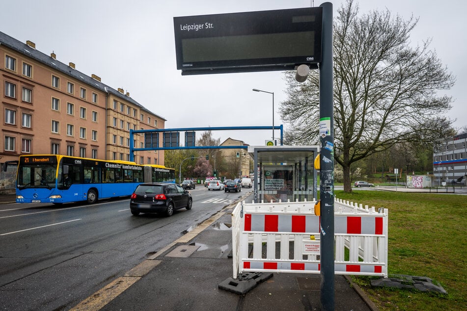 Die Anzeigetafel an der Haltestelle "Leipziger Straße" ist seit Monaten nicht in Betrieb.