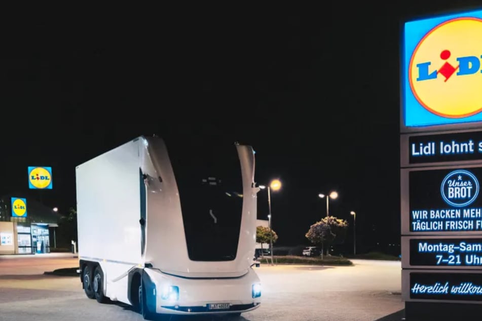Der kabinenlose Lkw schafft bis zu drei Fahrten täglich zwischen dem Verteilzentrum und der Filiale - ohne, dass ein Fahrer drinsitzt.