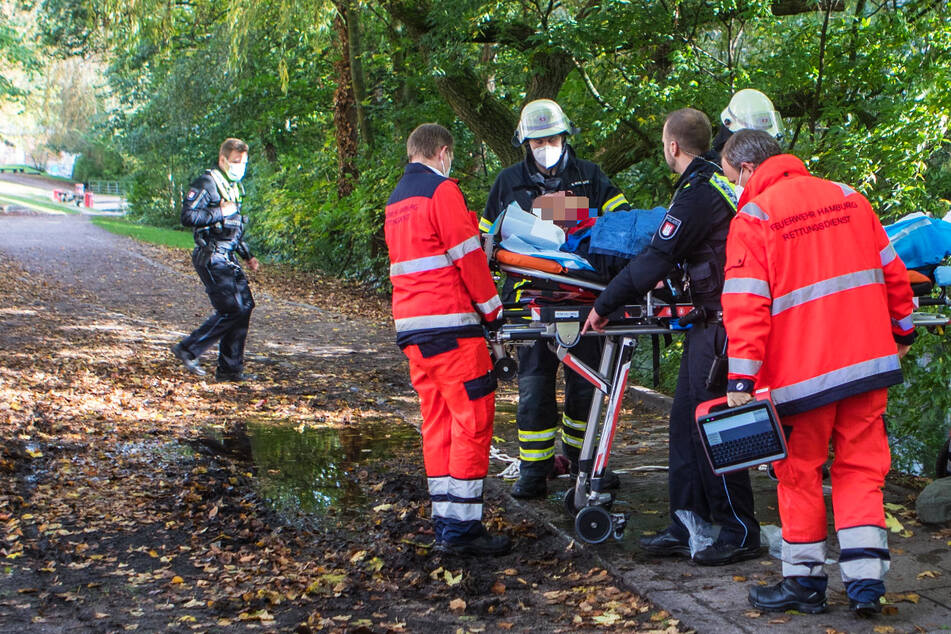 55-jähriger Mann stürzt kopfüber ins Wasser! Zeuge zögert keine Sekunde