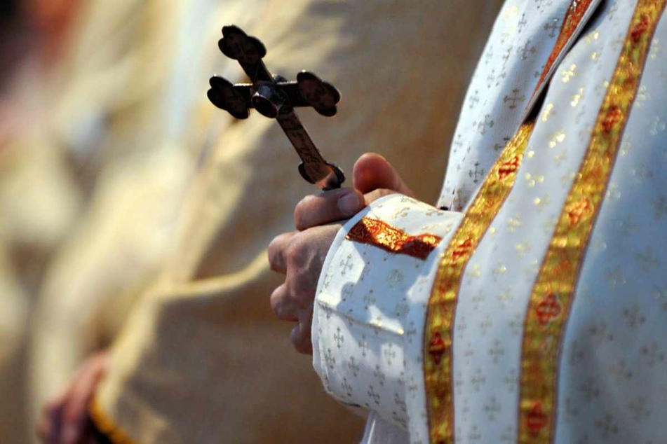 Nach einer Forsa-Umfrage hatten im Januar 2022 nur noch zwölf Prozent der Deutschen großes Vertrauen zur katholischen Kirche gehabt, zur evangelischen Kirche 33 Prozent - je drei Prozentpunkte weniger als 2021. (Symbolbild)