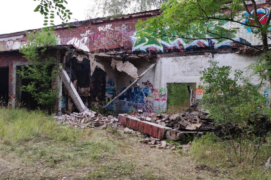 Neben den großen Flugzeughallen befinden sich zahlreiche marode Kasernen auf dem Gelände in Schönwalde.