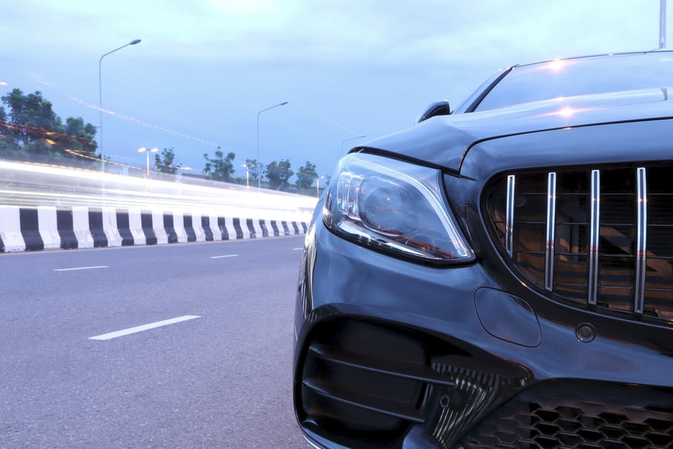 Wer den blauen Mercedes CLA im Nehrener Ortsgebiet gesehen hat, soll sich bei der Polizei melden. (Symbolfoto)