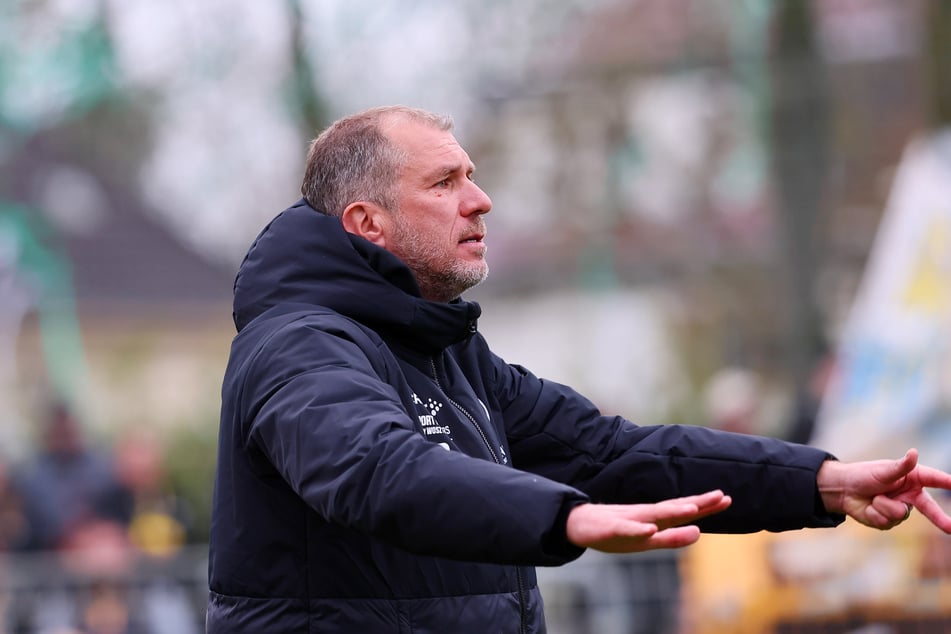 Lok Leipzigs Trainer Jochen Seitz (49) sah man nach den zwei Pleiten gegen die Kellerkinder Zehlendorf und Chemie angefressen wie selten zuvor.