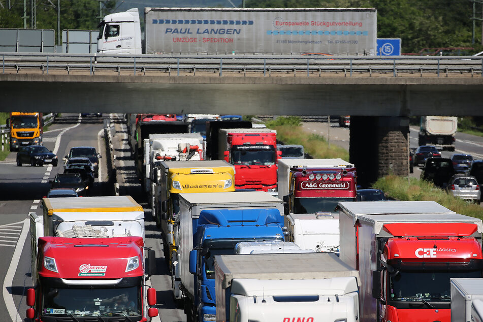 Langer Stau auf A4: Sekundenschlaf sorgt für schweren Unfall