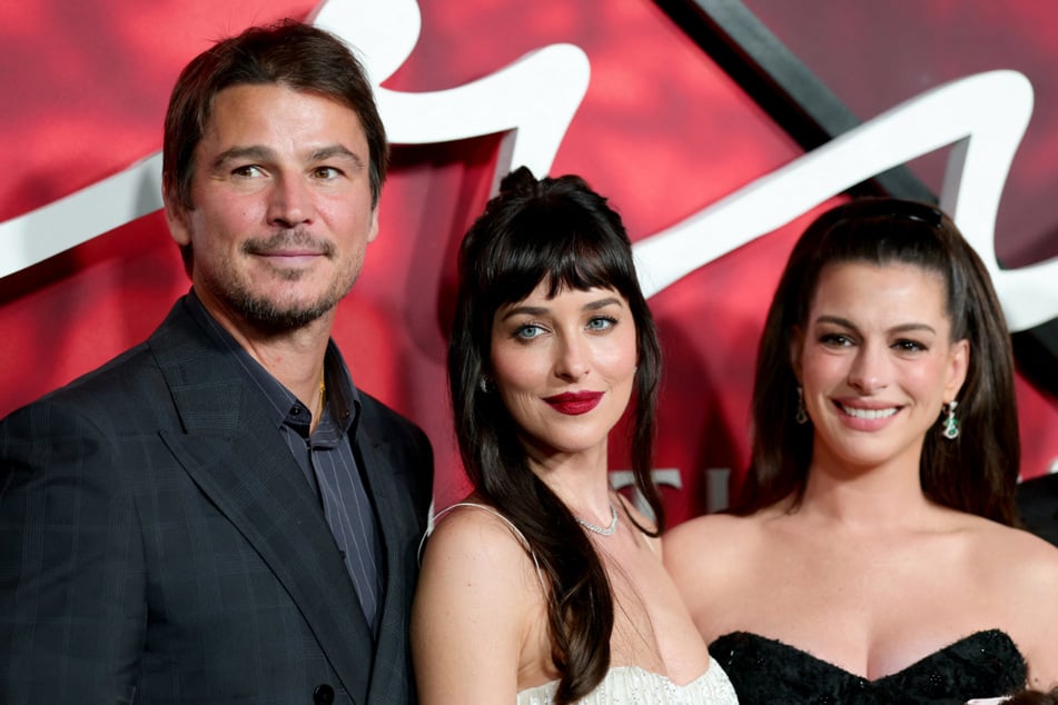 Josh Hartnett (48), Dakota Johnson (36, M.) und Anne Hathaway (43) bei der Filmpremiere von "Verity".