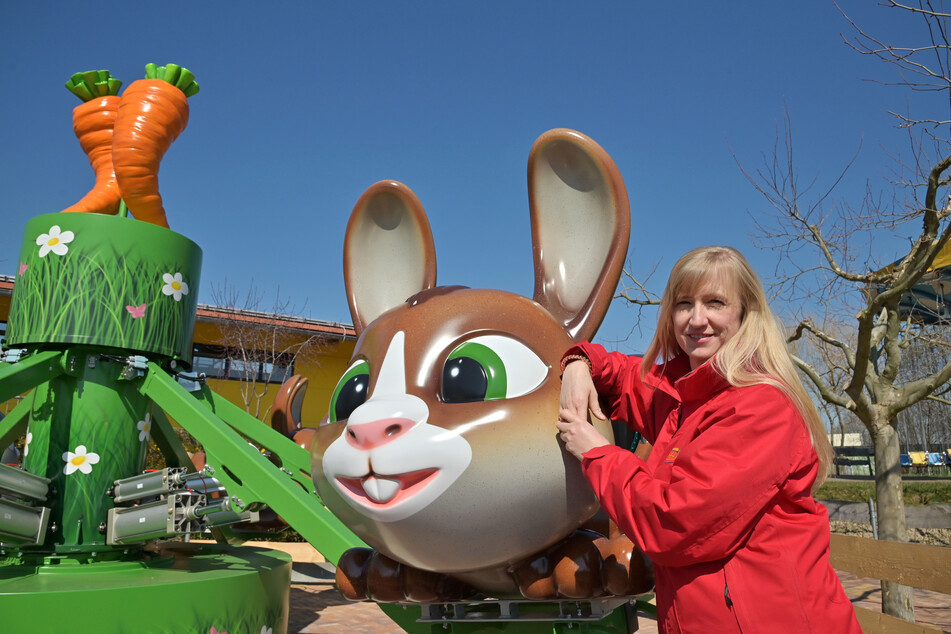 Geschäftsführerin Manuela Schleith am neuen Kinderkarusell "Hasenhüpfer".