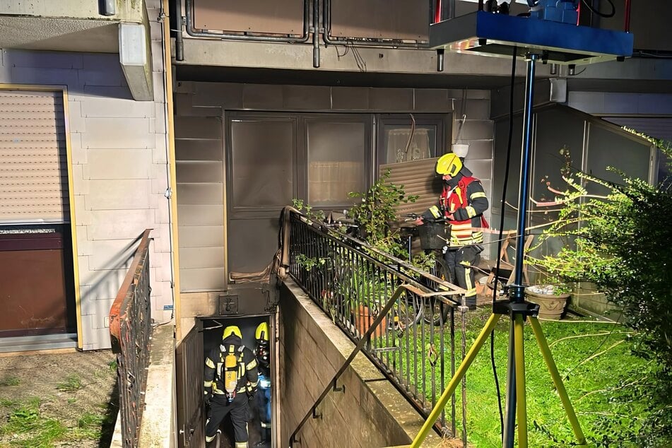 Das Mehrfamilienhaus in Bergheim ist aufgrund des Kellerbrandes vorerst nicht mehr bewohnbar.