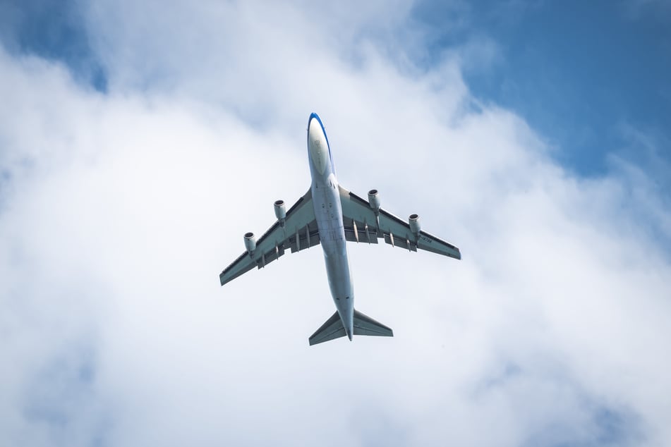 Hoch oben über der Luft ging es bei den beiden Passagieren offenbar heiß her. (Symbolfoto)