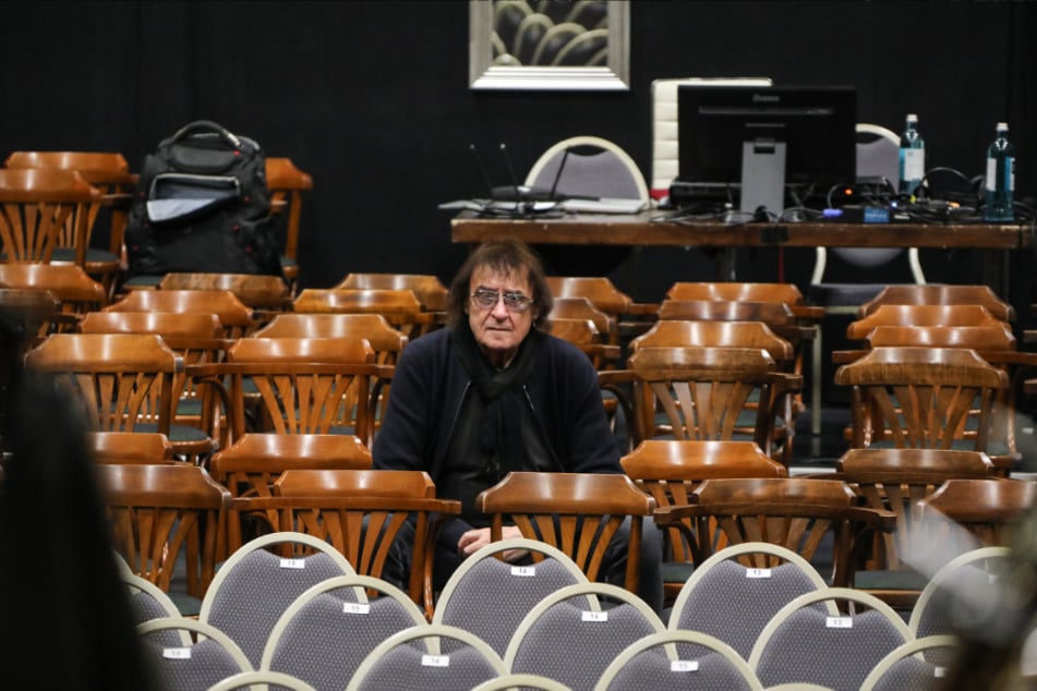 Dieter "Maschine" Birr (81) steht ab Freitag mit seinem neuen Programm "Maschine - Lieder mit klassischen Saiten und Streichquintett" auf der Bühne.