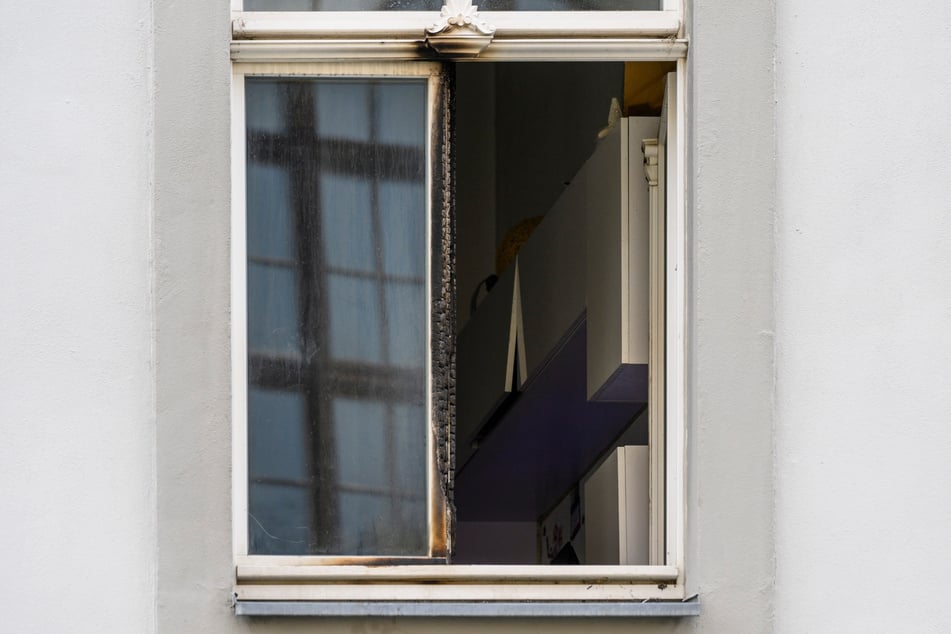 Am Fenster von Jessicas Wohnung sind noch Spuren des Feuers zu sehen.